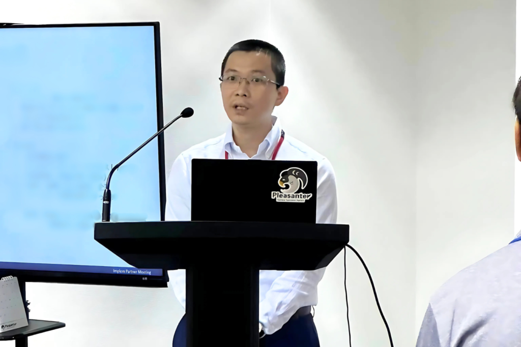 Pham-Duy-Khuong-Division-Director-of-CodLUCK-Technology-discusses-Pleasanter-at-a-meeting-with-partners