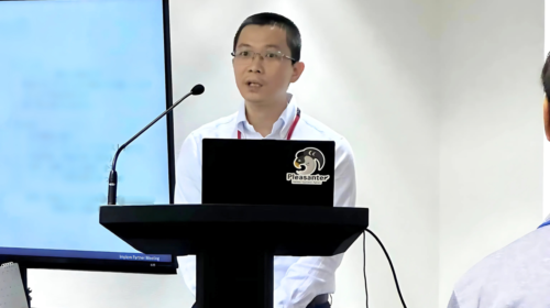 Pham-Duy-Khuong-Division-Director-of-CodLUCK-Technology-discusses-Pleasanter-at-a-meeting-with-partners